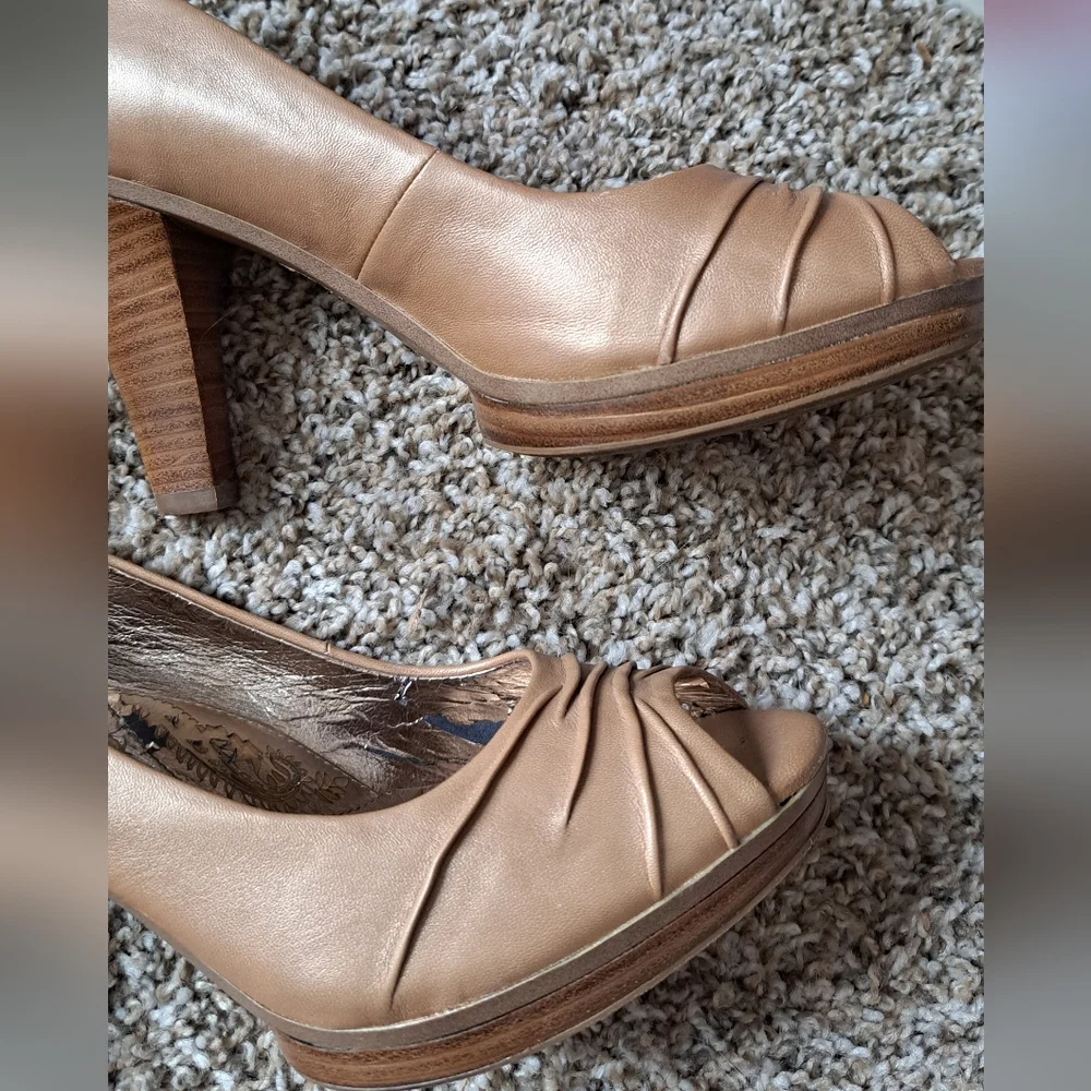 Sofft Tan Leather Peep Toe Pumps Heels Size 10